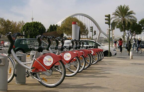 Viaja en AVE a Sevilla y recorre la ciudad en bicicleta