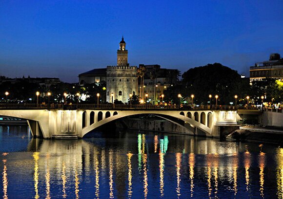 Disfruta de tus últimos días de vacaciones con un viaje en AVE a Sevilla